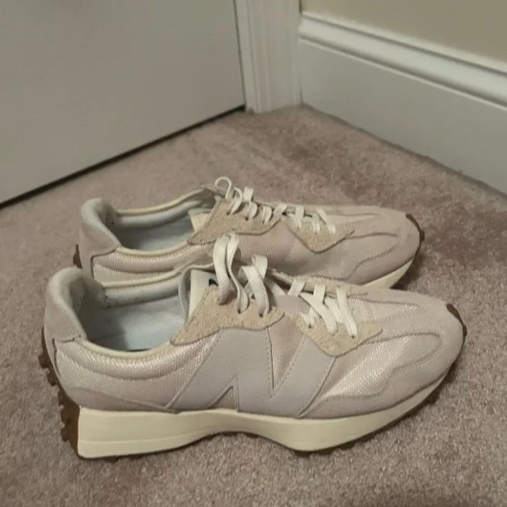Men’s New Balance 327 sneaker (women size 9 1/2)